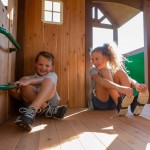 Complex Loc de Joaca SkyFort 3 din lemn de cedru - Centru de exterior multifunctional cu tobogan elicoidal si 3 nivele de joaca Sky Fort III Backyard Discovery  